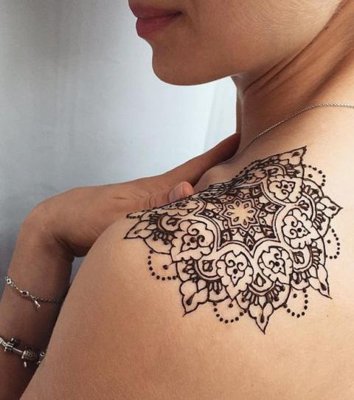  Tatouage mandala sur le haut de l'épaule